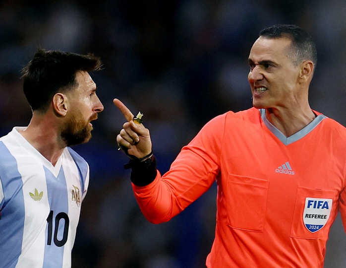 Messi khép lại năm 2024 bằng pha kiến tạo, Argentina thắng đội chót bảng Peru- Ảnh 2. Messi khép lại năm 2024 bằng pha kiến tạo, Argentina thắng đội chót bảng Peru- Ảnh 2.