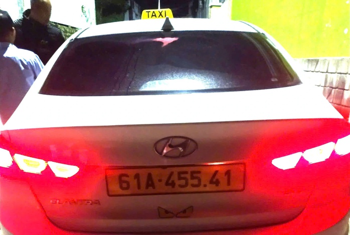 Phân tích pháp lý vụ tài xế taxi "chui" xịt hơi cay vào mặt khách- Ảnh 1. Phân tích pháp lý vụ tài xế taxi "chui" xịt hơi cay vào mặt khách- Ảnh 1.