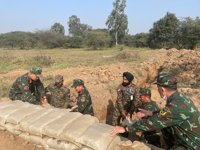 Công binh, quân y và không quân Việt Nam - Ấn Độ diễn tập ứng phó động đất- Ảnh 6. Công binh, quân y và không quân Việt Nam - Ấn Độ diễn tập ứng phó động đất- Ảnh 6.