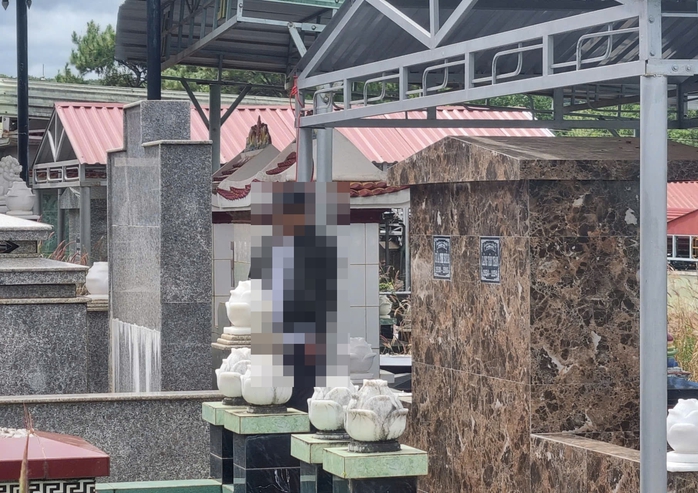 Người đàn ông tử vong bên cạnh mộ cha- Ảnh 1. Người đàn ông tử vong bên cạnh mộ cha- Ảnh 1.