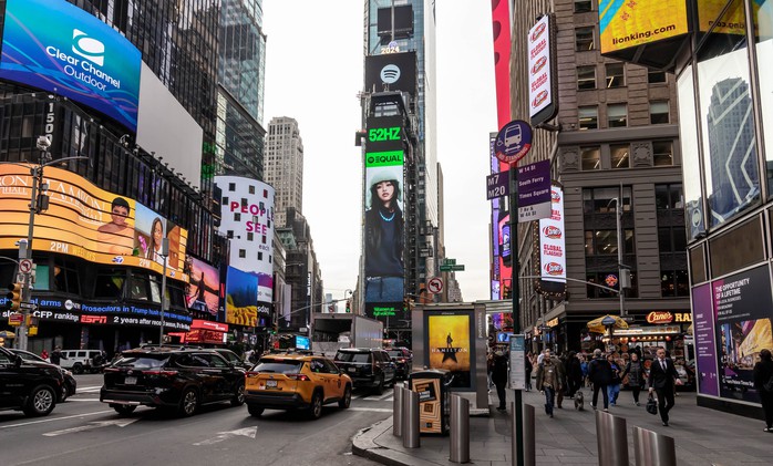 Nghệ sĩ trẻ 52Hz xuất hiện trên quảng trường thời đại New York
- Ảnh 1. Nghệ sĩ trẻ 52Hz xuất hiện trên quảng trường thời đại New York
- Ảnh 1.