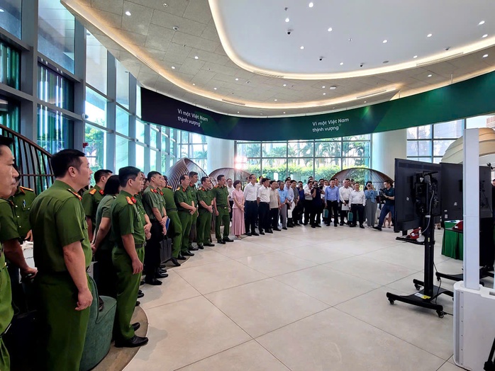 Thiếu tướng Mai Hoàng: Khuyến cáo về tội phạm cướp ngân hàng - Ảnh 4. Thiếu tướng Mai Hoàng: Khuyến cáo về tội phạm cướp ngân hàng - Ảnh 4.