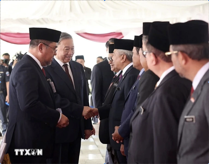 Lễ đón trọng thể Tổng Bí thư Tô Lâm và phu nhân thăm chính thức Malaysia- Ảnh 7. Lễ đón trọng thể Tổng Bí thư Tô Lâm và phu nhân thăm chính thức Malaysia- Ảnh 7.