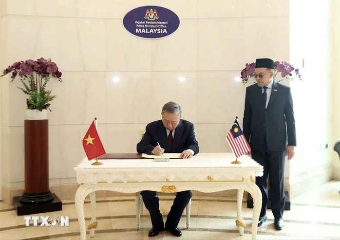 Lễ đón trọng thể Tổng Bí thư Tô Lâm và phu nhân thăm chính thức Malaysia- Ảnh 10. Lễ đón trọng thể Tổng Bí thư Tô Lâm và phu nhân thăm chính thức Malaysia- Ảnh 10.