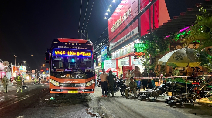 CLIP: Kinh hoàng xe khách “xoay 180 độ” trên đường, 1 người tử vong- Ảnh 2. CLIP: Kinh hoàng xe khách “xoay 180 độ” trên đường, 1 người tử vong- Ảnh 2.