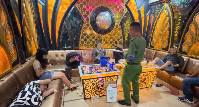 Công an bắt quả tang nhóm khách cùng nữ tiếp viên quán karaoke bay lắc- Ảnh 1. Công an bắt quả tang nhóm khách cùng nữ tiếp viên quán karaoke bay lắc- Ảnh 1.