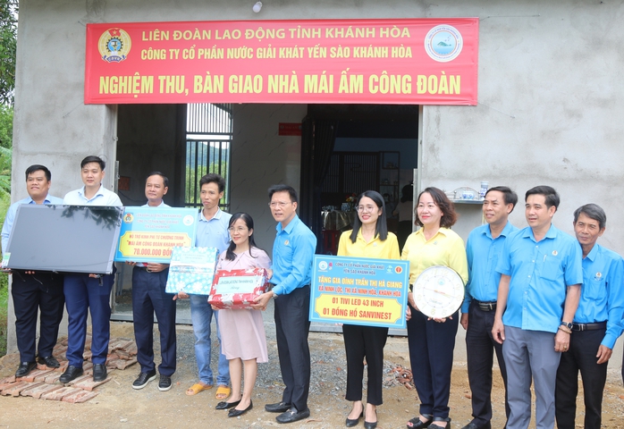 Bàn giao 2 mái ấm cho đoàn viên Công đoàn- Ảnh 5. Bàn giao 2 mái ấm cho đoàn viên Công đoàn- Ảnh 5.