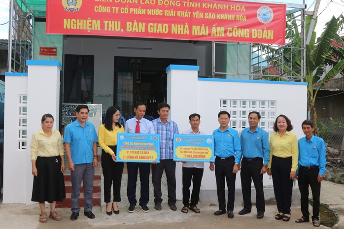 Bàn giao 2 mái ấm cho đoàn viên Công đoàn- Ảnh 3. Bàn giao 2 mái ấm cho đoàn viên Công đoàn- Ảnh 3.