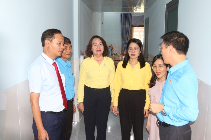 Bàn giao 2 mái ấm cho đoàn viên Công đoàn- Ảnh 1. Bàn giao 2 mái ấm cho đoàn viên Công đoàn- Ảnh 1.