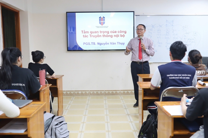 Cuộc đua nâng tỉ lệ giảng viên trình độ tiến sĩ- Ảnh 1. Cuộc đua nâng tỉ lệ giảng viên trình độ tiến sĩ- Ảnh 1.