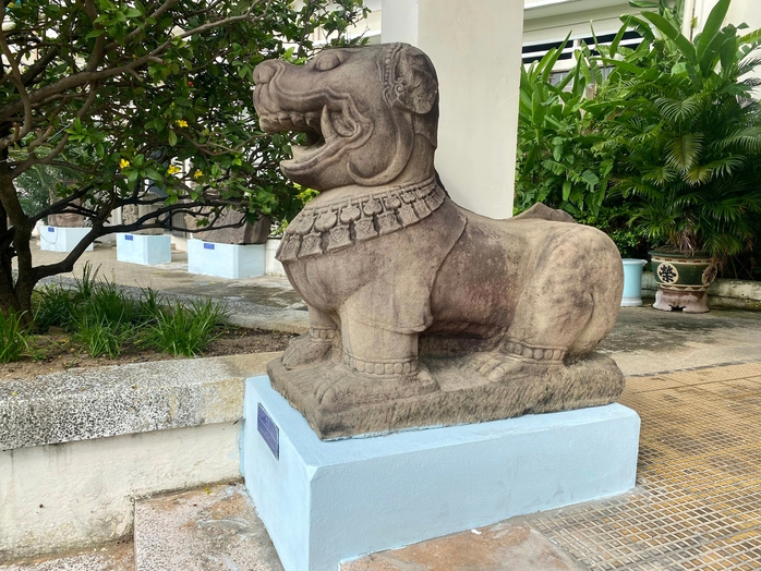 Hai tượng sư tử đá thành Đồ Bàn là bảo vật quốc gia- Ảnh 1. Hai tượng sư tử đá thành Đồ Bàn là bảo vật quốc gia- Ảnh 1.