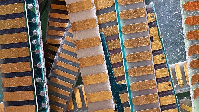 Rác thải điện tử chứa 7% vàng trên thế giới, có thể được sử dụng để sản xuất các sản phẩm mới nếu được tái chế một cách an toàn. Ảnh: Bioscope Rác thải điện tử chứa 7% vàng trên thế giới, có thể được sử dụng để sản xuất các sản phẩm mới nếu được tái chế một cách an toàn. Ảnh: Bioscope