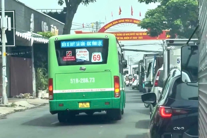 TP HCM: Đình tài 2 năm một tài xế xe buýt ngang nhiên chạy ngược chiều- Ảnh 1. TP HCM: Đình tài 2 năm một tài xế xe buýt ngang nhiên chạy ngược chiều- Ảnh 1.