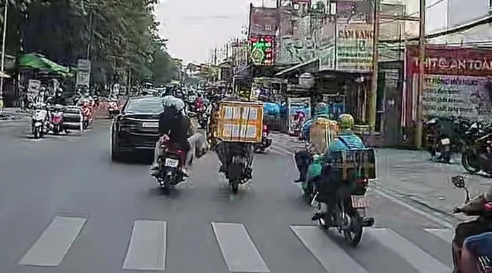 Đạp ngã xe người chở hàng là hành vi côn đồ- Ảnh 1. Đạp ngã xe người chở hàng là hành vi côn đồ- Ảnh 1.