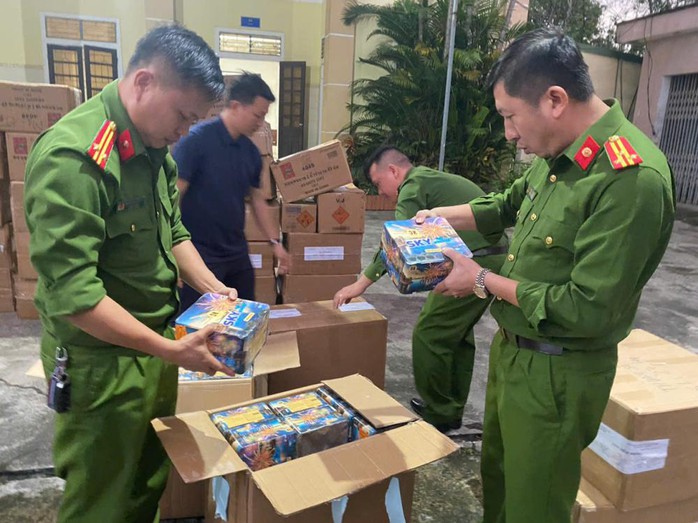 Công an 3 tỉnh, thành phối hợp triệt phá đường hàng cấm cực lớn, thu giữ 3 khẩu súng - Ảnh 4. Công an 3 tỉnh, thành phối hợp triệt phá đường hàng cấm cực lớn, thu giữ 3 khẩu súng - Ảnh 4.