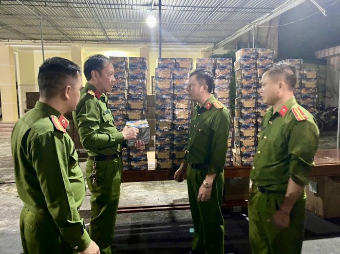 Công an 3 tỉnh, thành phối hợp triệt phá đường hàng cấm cực lớn, thu giữ 3 khẩu súng - Ảnh 1. Công an 3 tỉnh, thành phối hợp triệt phá đường hàng cấm cực lớn, thu giữ 3 khẩu súng - Ảnh 1.
