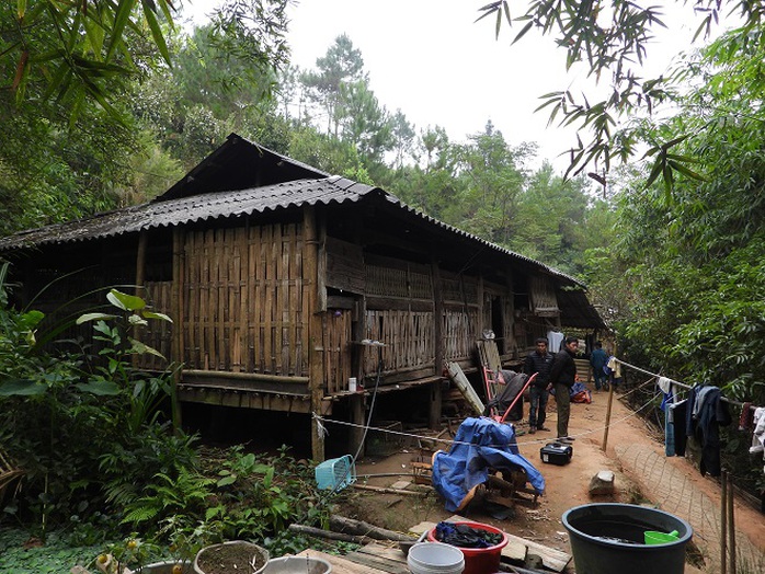 Con trai đổ xăng lên người đốt chết bố mẹ- Ảnh 1. Con trai đổ xăng lên người đốt chết bố mẹ- Ảnh 1.