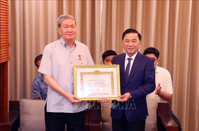 Trao tặng nguyên Thường trực Ban Bí thư Đinh Thế Huynh Huy hiệu 50 năm tuổi Đảng- Ảnh 1. Trao tặng nguyên Thường trực Ban Bí thư Đinh Thế Huynh Huy hiệu 50 năm tuổi Đảng- Ảnh 1.