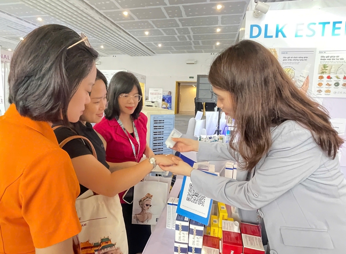 Sự kiện về da liễu "ba trong một" thu hút gần 1.500 đại biểu- Ảnh 3. Sự kiện về da liễu "ba trong một" thu hút gần 1.500 đại biểu- Ảnh 3.
