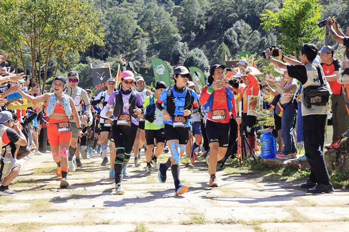 Lần đầu tổ chức giải chạy cự ly 160 km trong rừng ở Lâm Đồng- Ảnh 1. Lần đầu tổ chức giải chạy cự ly 160 km trong rừng ở Lâm Đồng- Ảnh 1.