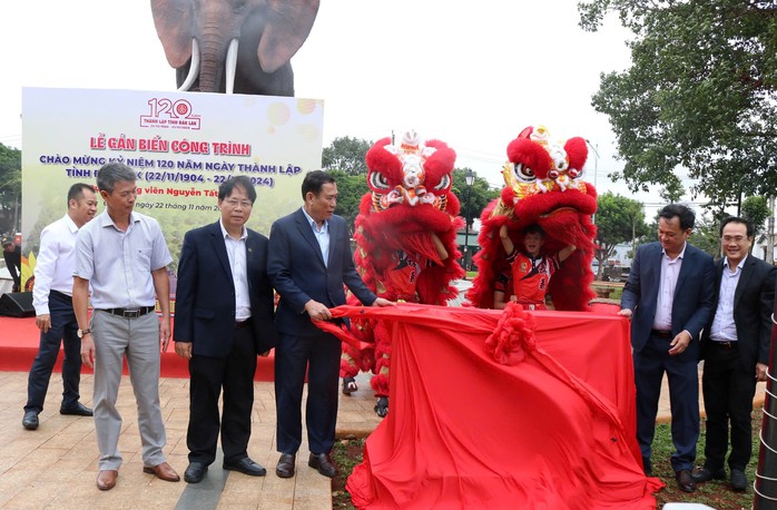 Khánh thành 2 công viên chào mừng 120 năm thành lập tỉnh Đắk Lắk- Ảnh 1. Khánh thành 2 công viên chào mừng 120 năm thành lập tỉnh Đắk Lắk- Ảnh 1.