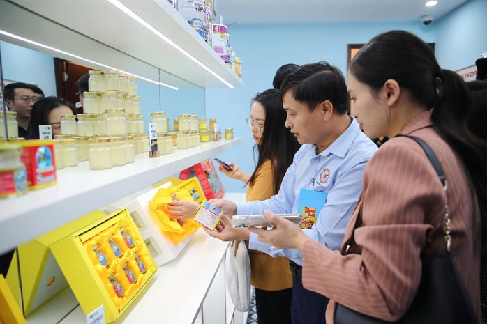 Sản xuất nước yến giả hàng loạt, thích tem nhãn mác gì dán vào sau- Ảnh 1. Sản xuất nước yến giả hàng loạt, thích tem nhãn mác gì dán vào sau- Ảnh 1.