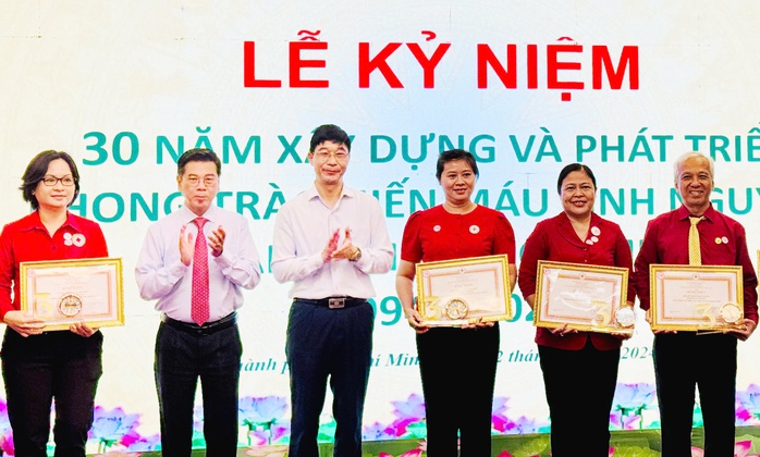 Chia sẻ xúc động của người 112 lần hiến máu ở TP HCM- Ảnh 3. Chia sẻ xúc động của người 112 lần hiến máu ở TP HCM- Ảnh 3.