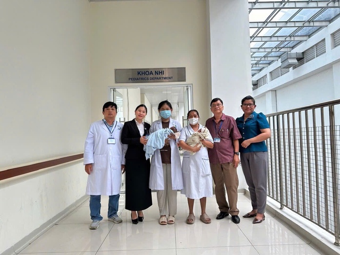 Hai bé song sinh bị bỏ rơi trong thùng xốp đã xuất viện, vẫn đang tìm người thân- Ảnh 1. Hai bé song sinh bị bỏ rơi trong thùng xốp đã xuất viện, vẫn đang tìm người thân- Ảnh 1.