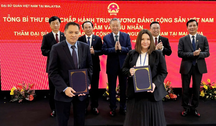 Lễ trao bản hợp tác giữa Chủ tịch Saigontourist Group Phạm Huy Bình và Chủ tịch Genesis Group Ta Hui May với sự chứng kiến của Tổng Bí thư Tô Lâm, Bí thư Thành ủy TP HCM Nguyễn Văn Nên, Chánh văn phòng Trung ương Đảng Nguyễn Duy Ngọc cùng lãnh đạo cao cấp Malaysia Lễ trao bản hợp tác giữa Chủ tịch Saigontourist Group Phạm Huy Bình và Chủ tịch Genesis Group Ta Hui May với sự chứng kiến của Tổng Bí thư Tô Lâm, Bí thư Thành ủy TP HCM Nguyễn Văn Nên, Chánh văn phòng Trung ương Đảng Nguyễn Duy Ngọc cùng lãnh đạo cao cấp Malaysia
