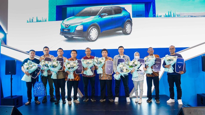 Bàn giao ô tô điện VinFast VF 5 cho khách hàng tại Indonesia. Ảnh: ĐỨC HOÀNG Bàn giao ô tô điện VinFast VF 5 cho khách hàng tại Indonesia. Ảnh: ĐỨC HOÀNG