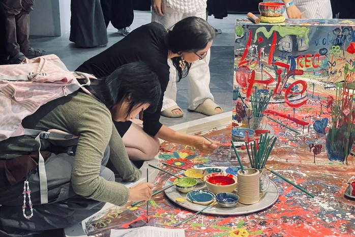Thông qua triển lãm, các bạn trẻ hiểu rõ hơn về các vấn đề xã hội. Họ được tự do thể hiện ý đồ, cảm xúc cá nhân trên tác phẩm Thông qua triển lãm, các bạn trẻ hiểu rõ hơn về các vấn đề xã hội. Họ được tự do thể hiện ý đồ, cảm xúc cá nhân trên tác phẩm