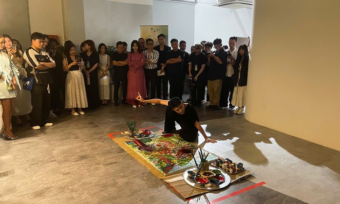 Phần biểu diễn ấn tượng của La Zung trong tiết mục “Thương cho roi cho vọt” Phần biểu diễn ấn tượng của La Zung trong tiết mục “Thương cho roi cho vọt”