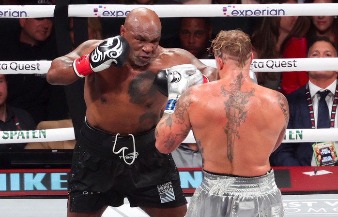 Hình ảnh hào hùng ngày xưa không còn nhưng Mike Tyson vẫn thu hút cả thế giới. Ảnh: REUTERS Hình ảnh hào hùng ngày xưa không còn nhưng Mike Tyson vẫn thu hút cả thế giới. Ảnh: REUTERS