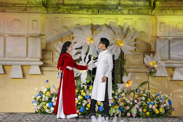Tuấn Hưng dắt tay bà xã Hương Baby làm vedette tại ''Bước chân di sản" 2- Ảnh 2. Tuấn Hưng dắt tay bà xã Hương Baby làm vedette tại ''Bước chân di sản" 2- Ảnh 2.