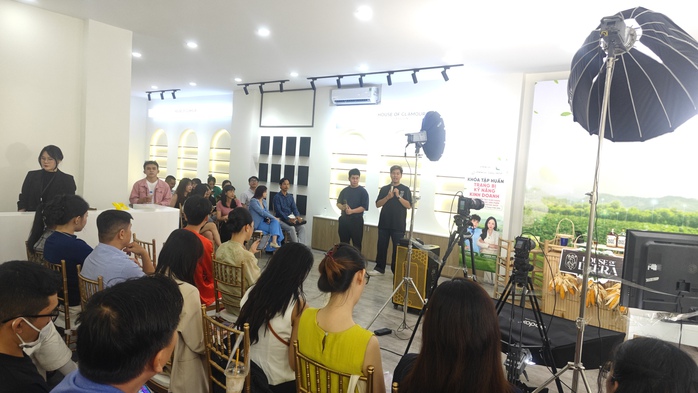 Hoa hậu cùng KOC 5 triệu lượt theo dõi “thị phạm” bán nông sản TP HCM qua livestream- Ảnh 1. Hoa hậu cùng KOC 5 triệu lượt theo dõi “thị phạm” bán nông sản TP HCM qua livestream- Ảnh 1.