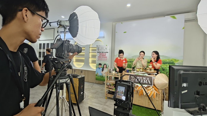 Hoa hậu cùng KOC 5 triệu lượt theo dõi “thị phạm” bán nông sản TP HCM qua livestream- Ảnh 2. Hoa hậu cùng KOC 5 triệu lượt theo dõi “thị phạm” bán nông sản TP HCM qua livestream- Ảnh 2.
