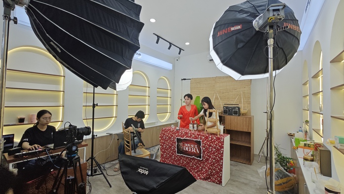 Hoa hậu cùng KOC 5 triệu lượt theo dõi “thị phạm” bán nông sản TP HCM qua livestream- Ảnh 6. Hoa hậu cùng KOC 5 triệu lượt theo dõi “thị phạm” bán nông sản TP HCM qua livestream- Ảnh 6.