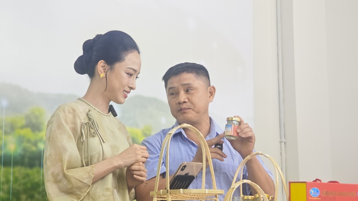 Hoa hậu cùng KOC 5 triệu lượt theo dõi “thị phạm” bán nông sản TP HCM qua livestream- Ảnh 4. Hoa hậu cùng KOC 5 triệu lượt theo dõi “thị phạm” bán nông sản TP HCM qua livestream- Ảnh 4.