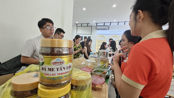 Hoa hậu cùng KOC 5 triệu lượt theo dõi “thị phạm” bán nông sản TP HCM qua livestream- Ảnh 3. Hoa hậu cùng KOC 5 triệu lượt theo dõi “thị phạm” bán nông sản TP HCM qua livestream- Ảnh 3.