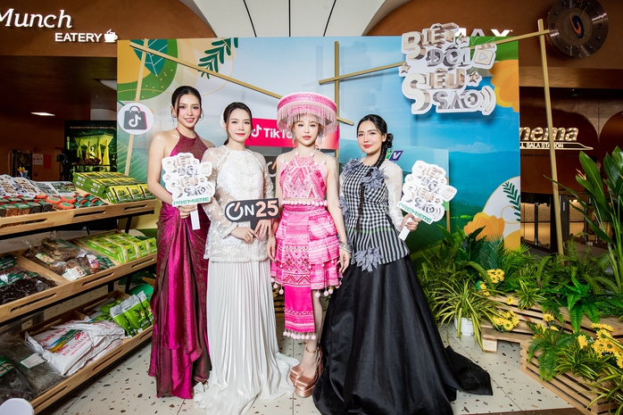 Ninh Dương Lan Ngọc, Tiểu Vy, Tiến Luật thành "tiểu thương"
- Ảnh 2. Ninh Dương Lan Ngọc, Tiểu Vy, Tiến Luật thành "tiểu thương"
- Ảnh 2.