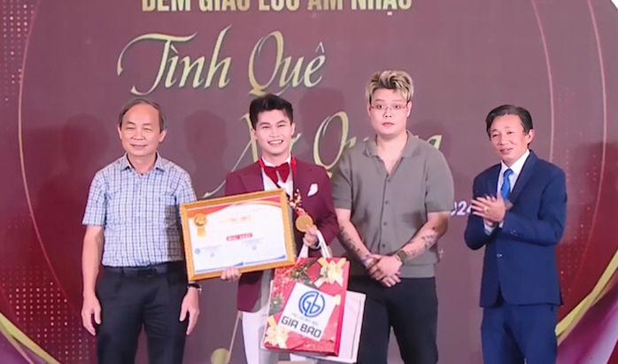 Trao giải "Giọng ca vàng đồng hương Duy Xuyên"- Ảnh 2. Trao giải "Giọng ca vàng đồng hương Duy Xuyên"- Ảnh 2.
