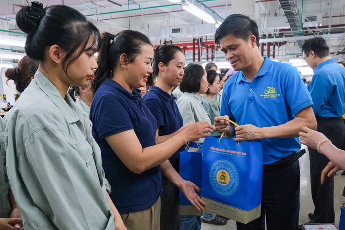 Tặng sổ tiết kiệm cho trẻ có cha mẹ tử vong do bão số 3- Ảnh 2.
