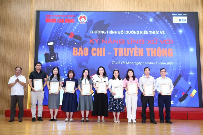 Lãnh đạo của gần 50 trường THPT tham dự bồi dưỡng về “Kỹ năng ứng xử với báo chí - truyền thông”- Ảnh 8. Lãnh đạo của gần 50 trường THPT tham dự bồi dưỡng về “Kỹ năng ứng xử với báo chí - truyền thông”- Ảnh 8.