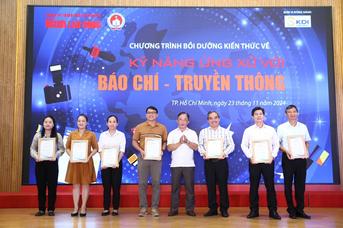 Lãnh đạo của gần 50 trường THPT tham dự bồi dưỡng về “Kỹ năng ứng xử với báo chí - truyền thông”- Ảnh 9. Lãnh đạo của gần 50 trường THPT tham dự bồi dưỡng về “Kỹ năng ứng xử với báo chí - truyền thông”- Ảnh 9.