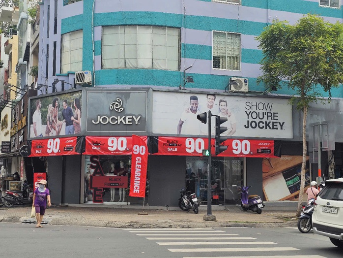 Cửa hàng ở các tuyến đường trung tâm TP HCM rần rần tung giảm giá "sập sàn" - Ảnh 1.