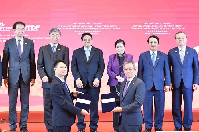 1. Vietnam Airlines trao biên bản ghi nhớ hợp tác song phương với công ty du lịch GuangZhou Yuanzhilv Technology 1. Vietnam Airlines trao biên bản ghi nhớ hợp tác song phương với công ty du lịch GuangZhou Yuanzhilv Technology