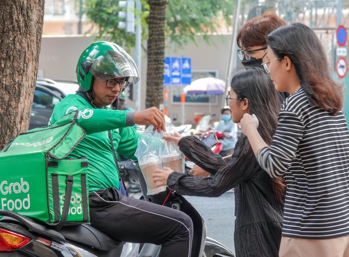 Dịch vụ gọi món online có ưu điểm là tiện lợi, phù hợp với cuộc sống bận rộn nhưng gây ra lượng rác thải nhựa lớnẢnh: HOÀNG TRIỀU Dịch vụ gọi món online có ưu điểm là tiện lợi, phù hợp với cuộc sống bận rộn nhưng gây ra lượng rác thải nhựa lớnẢnh: HOÀNG TRIỀU