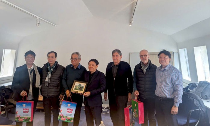 Ông Phan Văn Thắng (thứ 4 từ trái sang) tặng Công ty Espace Architecture International quà lưu niệm của tỉnh Đồng Tháp. Ảnh: NGUYỆT ÁNH Ông Phan Văn Thắng (thứ 4 từ trái sang) tặng Công ty Espace Architecture International quà lưu niệm của tỉnh Đồng Tháp. Ảnh: NGUYỆT ÁNH