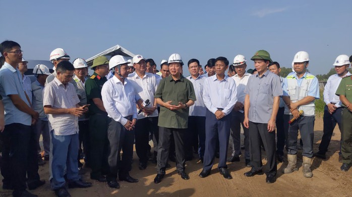 Phó Thủ tướng Trần Hồng Hà kiểm tra việc thi công tại một dự án đường cao tốc ở ĐBSCL. Ảnh: LÊ HOÀNG Phó Thủ tướng Trần Hồng Hà kiểm tra việc thi công tại một dự án đường cao tốc ở ĐBSCL. Ảnh: LÊ HOÀNG