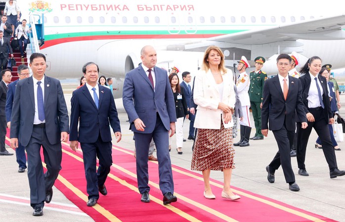 Tổng thống Bulgaria Rumen Radev và phu nhân đến Hà Nội, bắt đầu thăm chính thức Việt Nam. Ảnh: TTXVN Tổng thống Bulgaria Rumen Radev và phu nhân đến Hà Nội, bắt đầu thăm chính thức Việt Nam. Ảnh: TTXVN